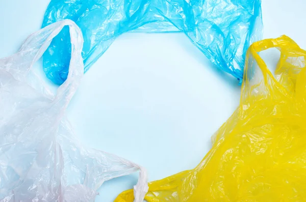 Plastiktüten auf blauem Hintergrund, Recycling- und Plastikverschmutzungskonzept — Stockfoto