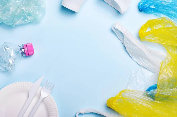 Plastikverschmutzungskonzept, Plastikmüll auf hellblauem Hintergrund — Stockfoto