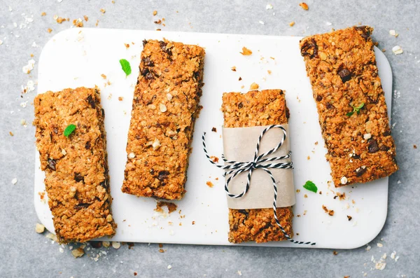 Granola bary z orzechów i frytki czekoladowe, zdrowe domowe przekąski — Zdjęcie stockowe