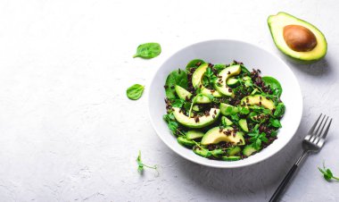 Avokado, Siyah Pirinç, Salatalık ve Ispanak, Sağlıklı Gıda ile Yeşil Salata