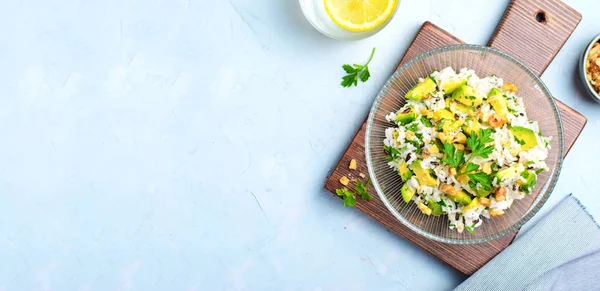 Avokado Pirinç Salatası, Lezzetli Meze, Sağlıklı Vejetaryen Gıda — Stok fotoğraf