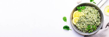 Beyaz Arka Plan Üzerinde Tavada Ispanaklı Pilav