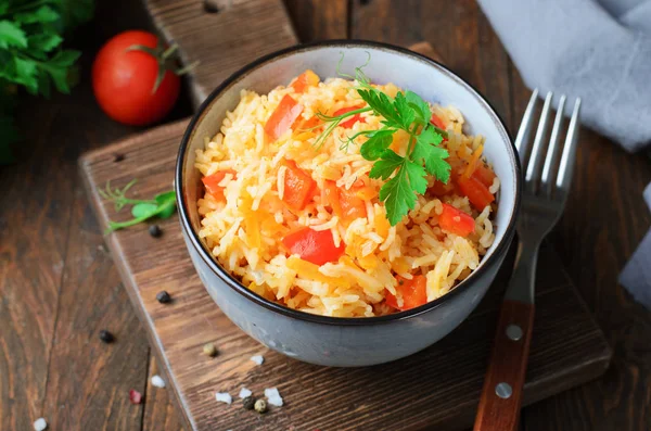 Paprika és sárgarépa rizs, ízletes házi rizs zöldségekkel — Stock Fotó