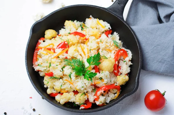 Rice a zöldségek egy serpenyőben, házi vegetáriánus étel — Stock Fotó