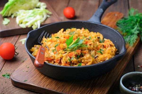 Col con arroz salvaje en una sartén, Comida vegetariana — Foto de Stock