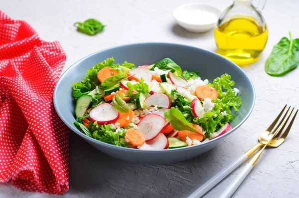 蔬菜沙拉，明亮的夏季沙拉与大米和蔬菜，素食 — 图库照片
