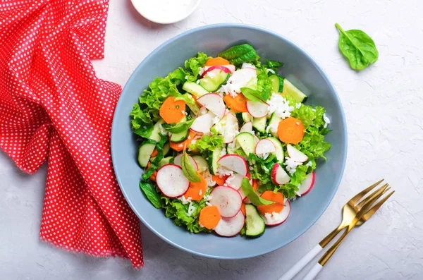 Insalata di verdure, Insalata estiva luminosa con riso e verdure, Cibo vegetariano — Foto Stock