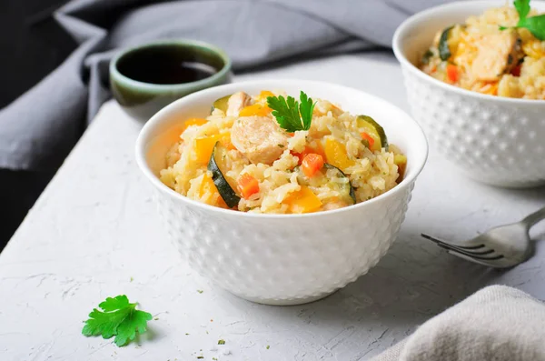 Csirke és zöldség rizs, ízletes házi élelmiszer — Stock Fotó