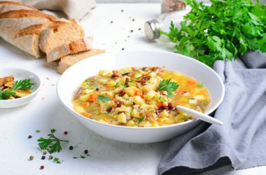 Parlak Arka Planda Sebzeli Mantar Çorbası