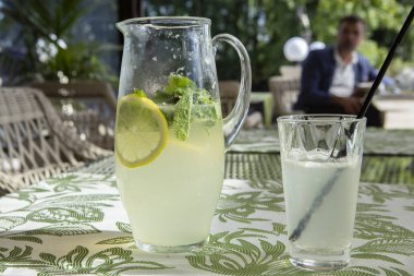 Limonata limon, nane ve buz ile. 