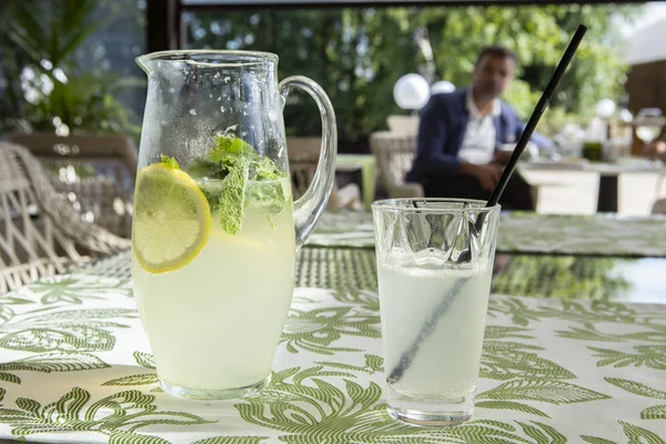 Limonata limon, nane ve buz ile. 