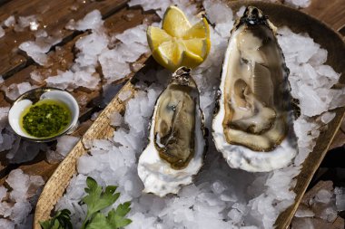 Buz limon ile lezzetli istiridye