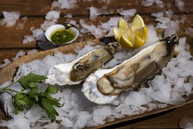 Buz limon ile lezzetli istiridye