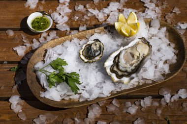 Buz limon ile lezzetli istiridye