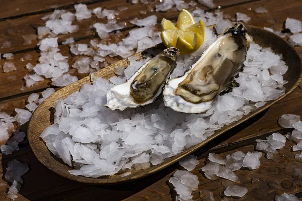 Buz limon ile lezzetli istiridye