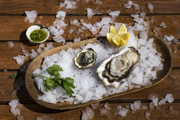 Buz limon ile lezzetli istiridye