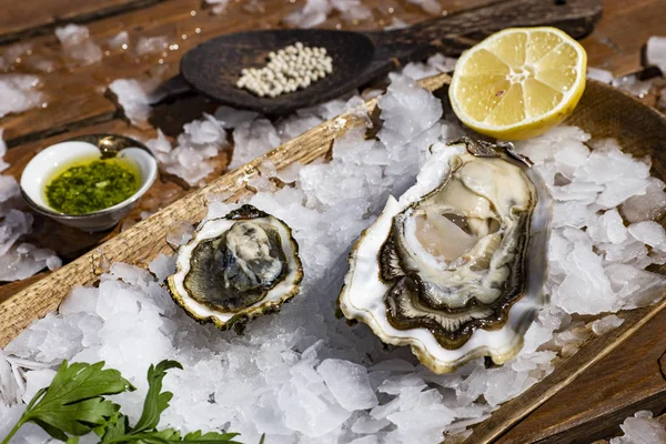 Buz limon ile lezzetli istiridye