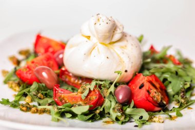 Buratta peynirli ve domatesli salata