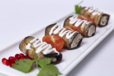 Izgara patlıcan ruloları fındık, peynir, sarımsak ve otlar ve nar taneleri, Gürcü mutfağı