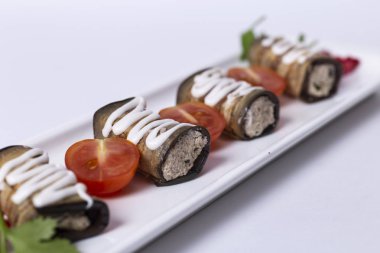 Izgara patlıcan ruloları fındık, peynir, sarımsak ve otlar ve nar taneleri, Gürcü mutfağı