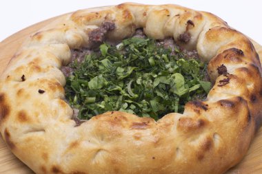 Tahtada et ve otlarla birlikte açık turta