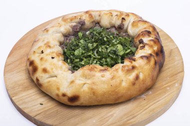 Tahtada et ve otlarla birlikte açık turta