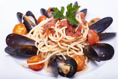 Deniz ürünleri makarna makarna midye ve domates ile