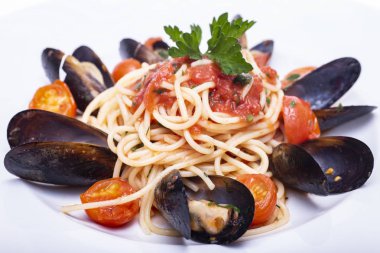 Deniz ürünleri makarna makarna midye ve domates ile