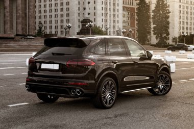 Şehrin modern kahverengi Suv arabaya.