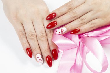 Manikür ve eller Spa. Kırmızı ile güzel kadın el cilası 