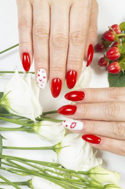 Manikür ve eller Spa. Kırmızı ile güzel kadın el cilası 