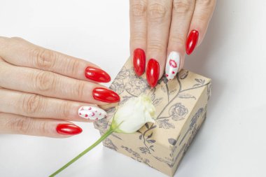 Manikür ve eller Spa. Kırmızı ile güzel kadın el cilası 