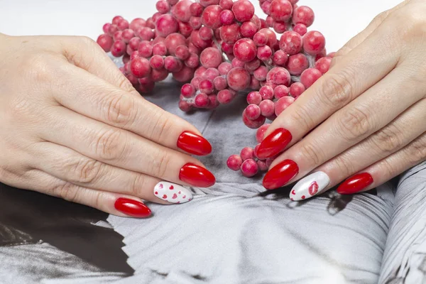 Μανικιούρ Και Χέρια Spa Όμορφα Χέρια Γυναίκα Κόκκινο Καρφί Πολωνική — Φωτογραφία Αρχείου