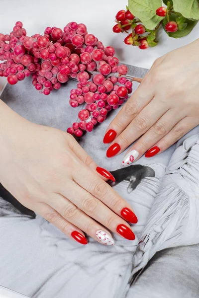 Spa Manucure Mains Belle Femme Mains Avec Ongle Rouge Polonais — Photo