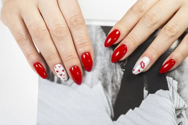 Manikür ve eller Spa. Kırmızı ile güzel kadın el cilası 