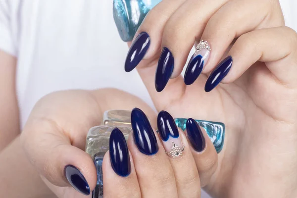 Manicure Mãos Spa Bela Mulher Mãos Com Unha Azul Polonês — Fotografia de Stock