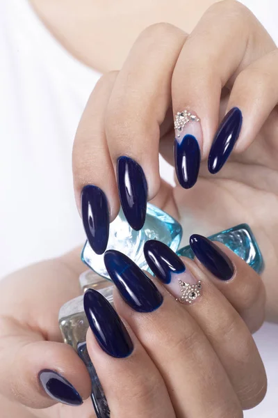 Manicure Hand Spa Mooie Vrouw Handen Met Blauwe Nagellak — Stockfoto