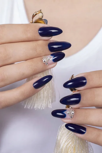Manicure Mãos Spa Bela Mulher Mãos Com Unha Azul Polonês — Fotografia de Stock