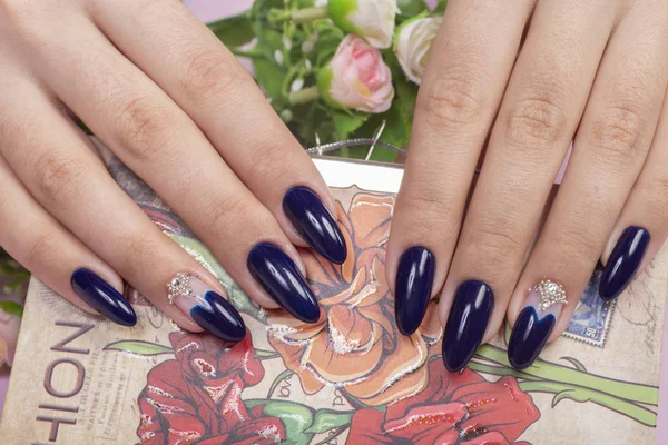 Manicura Manos Spa Mujer Hermosa Manos Con Esmalte Uñas Azul —  Fotos de Stock