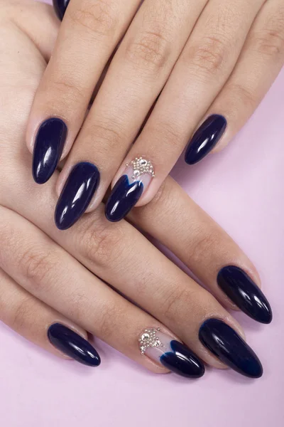 Manicure Hand Spa Mooie Vrouw Handen Met Blauwe Nagellak — Stockfoto