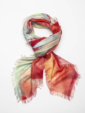 Beyaz arka plan üzerinde çok renkli atkı. Üstten Görünüm.