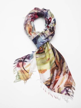 Beyaz arka plan üzerinde çok renkli atkı. Üstten Görünüm.