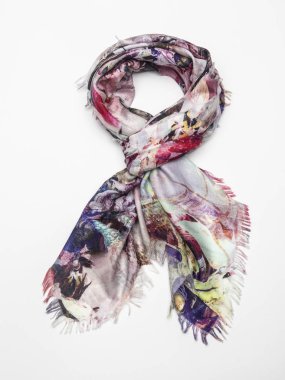 Beyaz arka plan üzerinde çok renkli atkı. Üstten Görünüm.