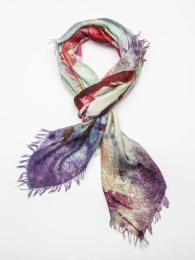 Beyaz arka plan üzerinde çok renkli atkı. Üstten Görünüm.