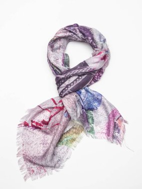 Beyaz arka plan üzerinde çok renkli atkı. Üstten Görünüm.