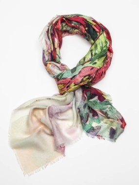 Beyaz arka plan üzerinde çok renkli atkı. Üstten Görünüm.