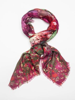 Beyaz arka plan üzerinde çok renkli atkı. Üstten Görünüm.