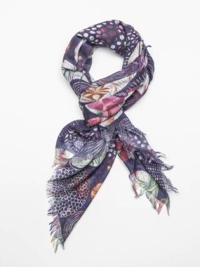 Beyaz arka plan üzerinde çok renkli atkı. Üstten Görünüm.