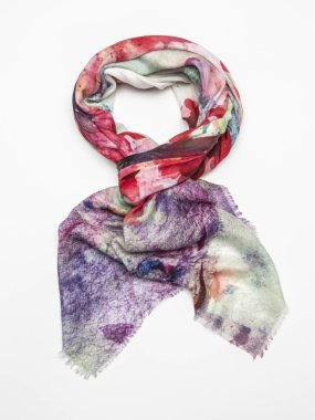 Beyaz arka plan üzerinde çok renkli atkı. Üstten Görünüm.