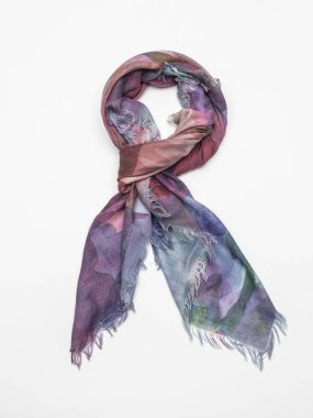 Beyaz arka plan üzerinde çok renkli atkı. Üstten Görünüm.